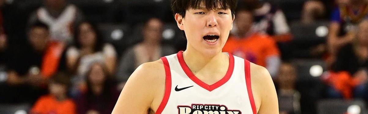 足球新闻-轰31+8创生涯纪录！杨瀚森闪耀G联赛：16中14太准，大秀勾手绝活