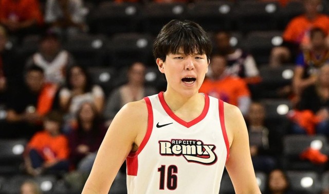 足球新闻-轰31+8创生涯纪录！杨瀚森闪耀G联赛：16中14太准，大秀勾手绝活