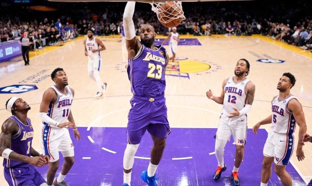 世界杯-詹姆斯17+10创NBA历史第1神迹，湖人逆转76人！里夫斯35+6创纪录